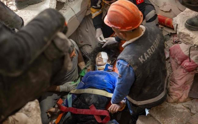 Los equipos de rescate sacan de debajo de los escombros a una joven de 16 años en Hatay.