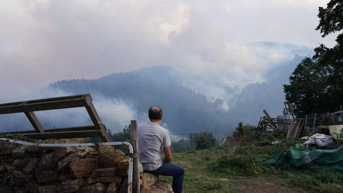 Un hombre contempla el incendio de Balmaseda.