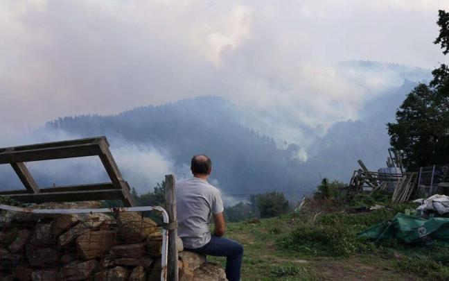 Un hombre contempla el incendio de Balmaseda.
