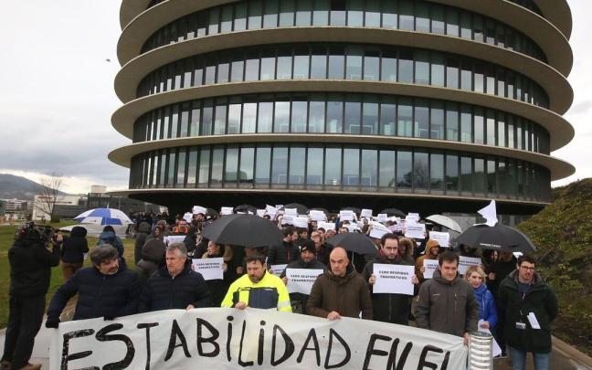 Una protesta por el ERE en el centro de Sarriguren el año pasado. Una protesta por el ERE en el centro de Sarriguren el año pasado.
