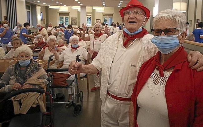 Expectación en la cafetería de la Casa de Misericordia, donde no se perdieron detalle de la retransmisión del Chupinazo. | FOTO: JAVIER BERGASA