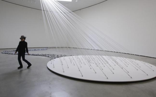 La artista, en algunas de sus obras, da directrices al público, asignándole un papel mucho más activo del habitual en el mundo del arte. La artista, en algunas de sus obras, da directrices al público, asignándole un papel mucho más activo del habitual en el mundo del arte.