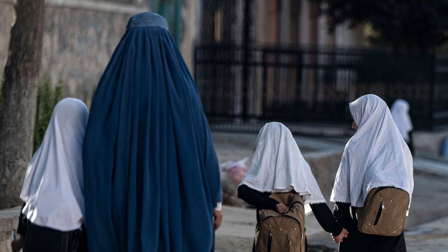 Una mujer lleva a sus hijas al colegio en Kabul.
