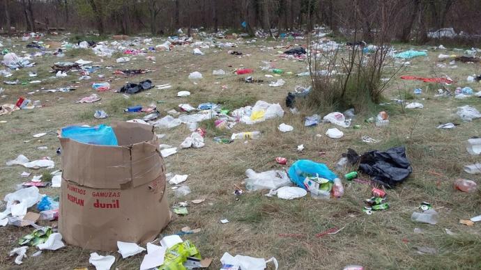 Restos en la zona de Las Norias tras los almuerzos y comidas celebradas tras la Bajada del Ángel en 2016