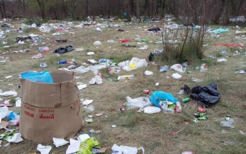 Restos en la zona de Las Norias tras los almuerzos y comidas celebradas tras la Bajada del Ángel en 2016