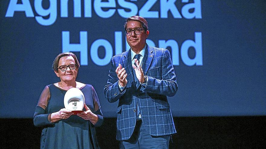 La cineasta polaca recogió el galardón en el Teatro Arriaga de manos del concejal de Cultura de Bilbao, Gonzalo Olabarria. | FOTO: JOSÉ MARI MARTÍNEZ