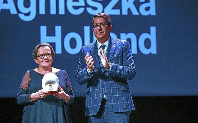 La cineasta polaca recogió el galardón en el Teatro Arriaga de manos del concejal de Cultura de Bilbao, Gonzalo Olabarria. | FOTO: JOSÉ MARI MARTÍNEZ La cineasta polaca recogió el galardón en el Teatro Arriaga de manos del concejal de Cultura de Bilbao, Gonzalo Olabarria. | FOTO: JOSÉ MARI MARTÍNEZ