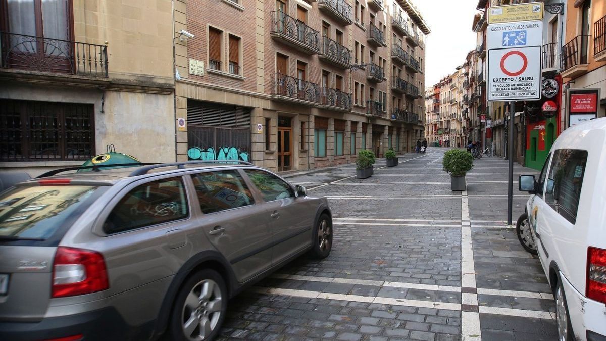 Un vehículo accediendo a la calle Nueva en 2017, cuando entró en vigor la restricción de acceso.