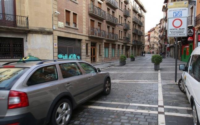Un vehículo accediendo a la calle Nueva en 2017, cuando entró en vigor la restricción de acceso.