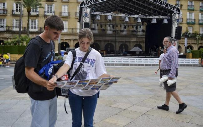 Una pareja consulta un mapa en la Plaza Nueva.