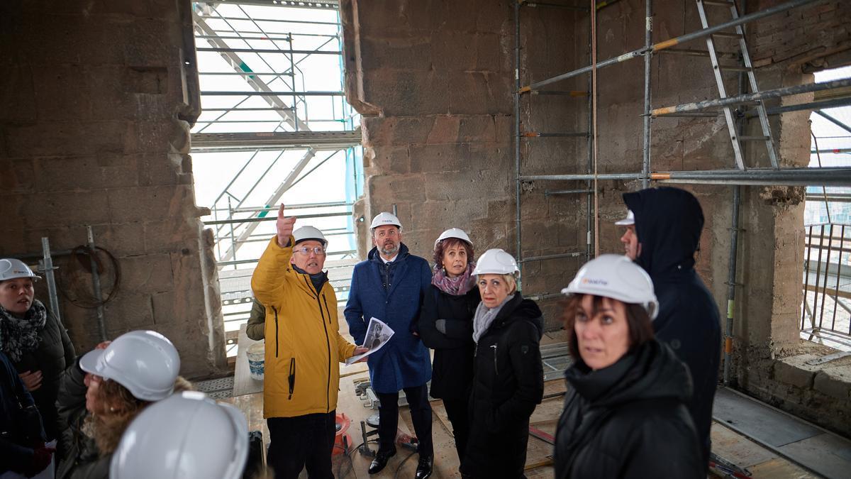 Visita a las obras de restauración de la torre de Santa María de Viana.