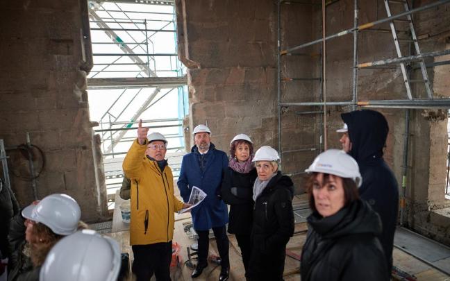 Visita a las obras de restauración de la torre de Santa María de Viana. Visita a las obras de restauración de la torre de Santa María de Viana.