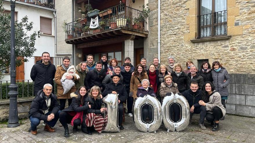 Crescencia y su familia, el pasado fin de semana en la celebración de su 100º cumpleaños.