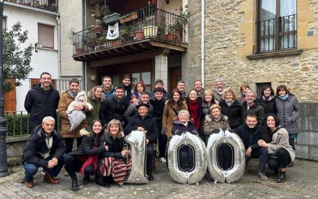 Crescencia y su familia, el pasado fin de semana en la celebración de su 100º cumpleaños.