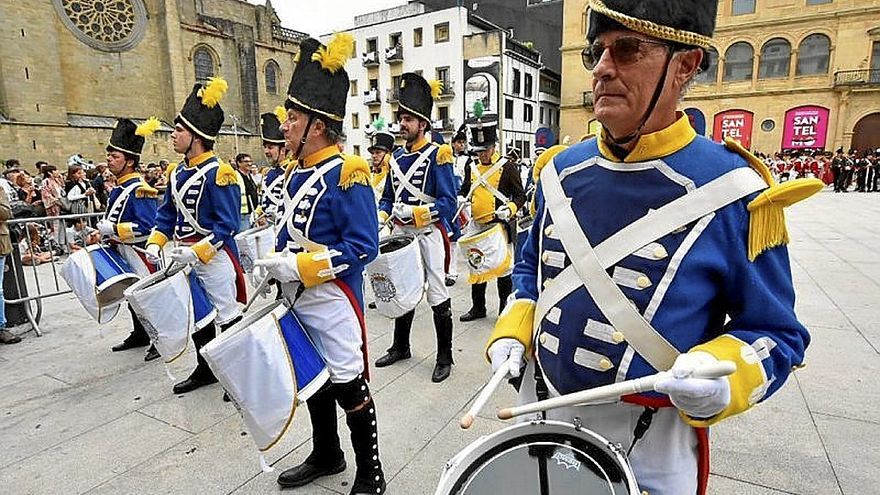 Arranque del desfile conmemorativo en la plaza Zuloaga.