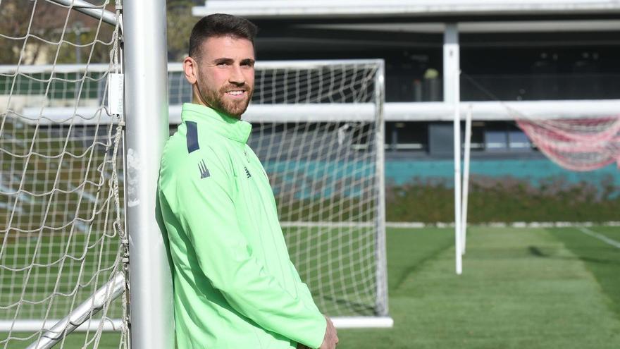 El guardameta rojiblanco posa sonriente apoyado en el poste de una portería en Lezama.