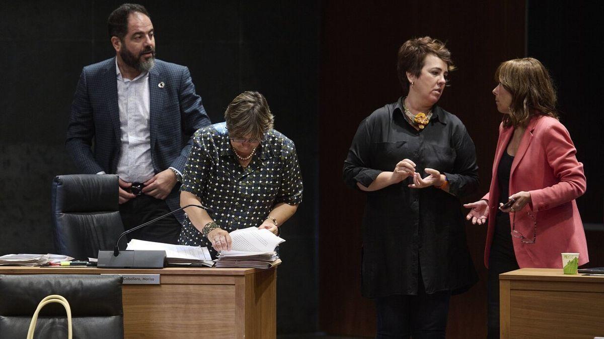 Alz&oacute;rriz, De Sim&oacute;n, Azn&aacute;rez y Barkos charlan durante uno de los plenos de junio del Parlamento de Navarra