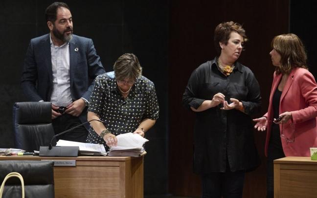 Alz&oacute;rriz, De Sim&oacute;n, Azn&aacute;rez y Barkos charlan durante uno de los plenos de junio del Parlamento de Navarra