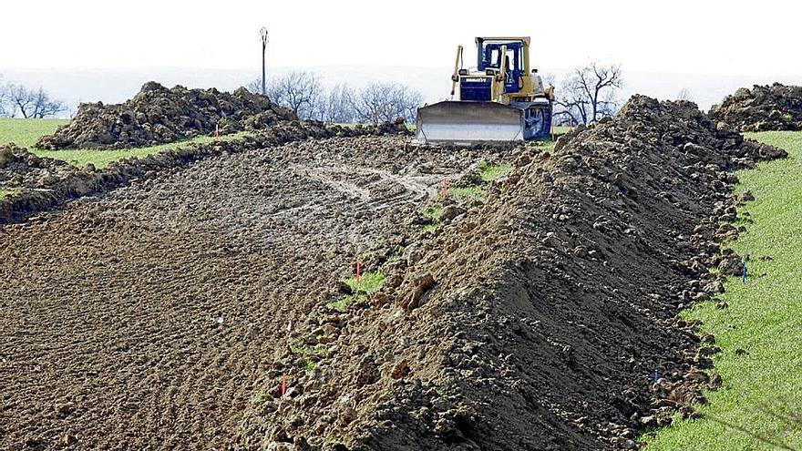 Una excavadora sobre los terrenos del sector 17 del Alto de Uleta.