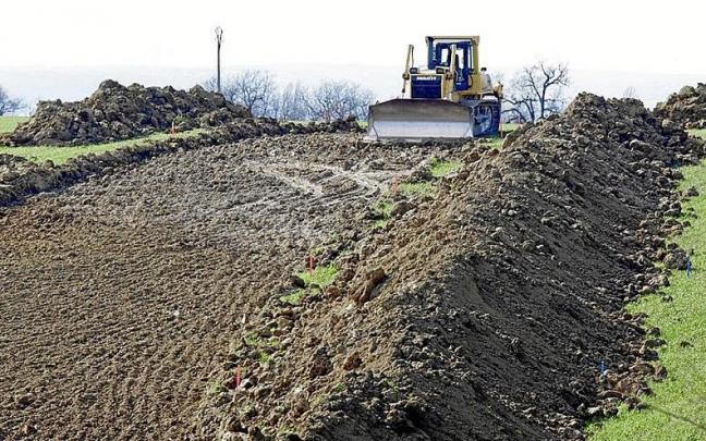 Una excavadora sobre los terrenos del sector 17 del Alto de Uleta.