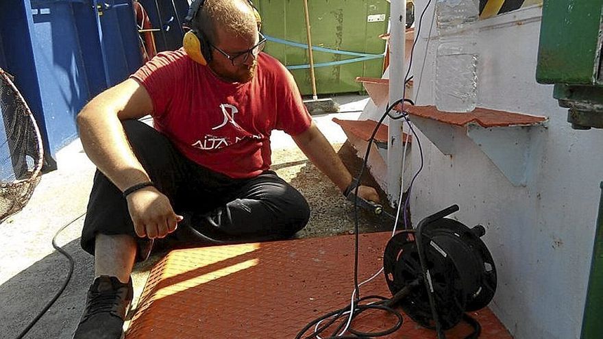 Jáuregui realiza tareas de mantenimiento en el barco. | FOTO: ISABEL EGUIGUREN