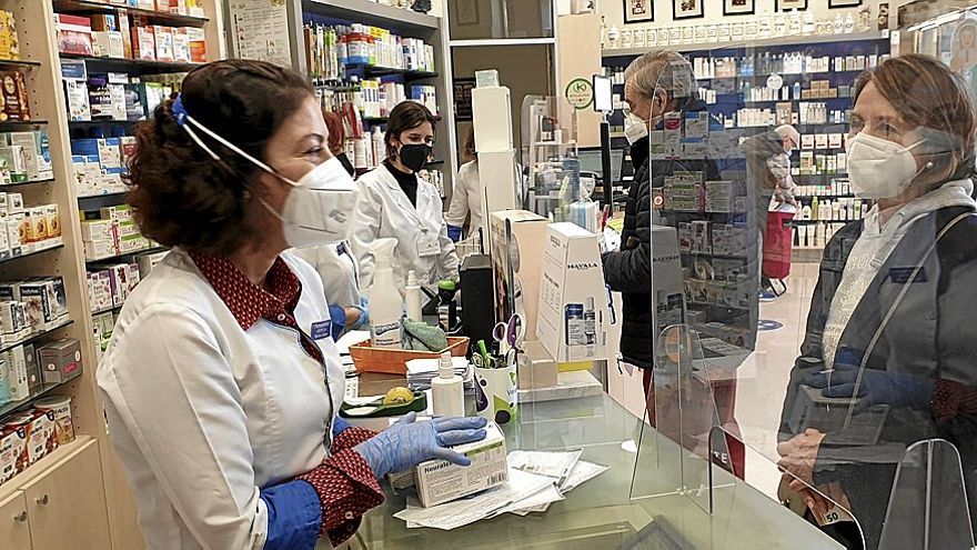Una persona acude a la farmacia para recoger su medicamento con la tarjeta sanitaria de Osakidetza. | FOTO: OSKAR MARTÍNEZ