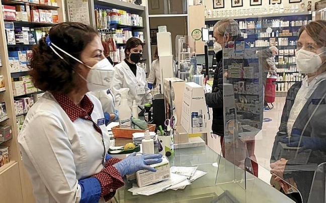 Una persona acude a la farmacia para recoger su medicamento con la tarjeta sanitaria de Osakidetza. | FOTO: OSKAR MARTÍNEZ