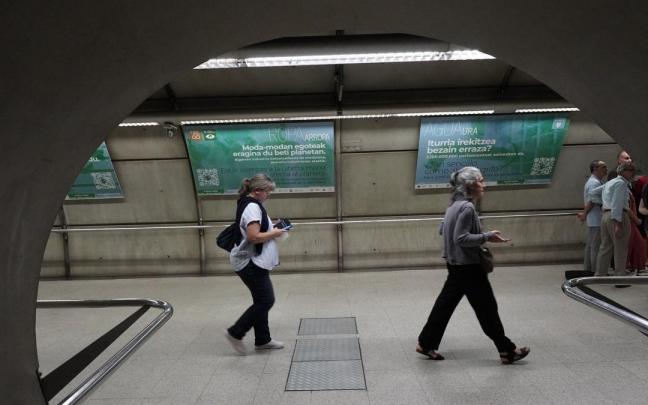 La exposición #ConectaPobreza recorrerá de de forma itinerante las estaciones de Santutxu, Deustu, Moyua y Zazpikaleak.