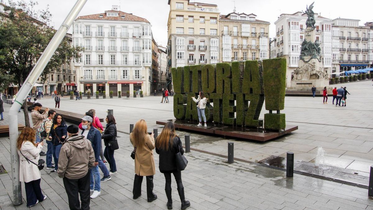 Lerro hauekin batera agertzen diren irudietan, Gasteizko hiria argazki eta momentu desberdinetan. Gasteiz turistaz betetzen da udan, eta bisita asko izaten ditu urtero, batez ere uda garaian, nahiz eta neguan ere turistak heltzen diren. Argazkiak: Jorge M