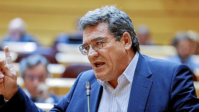 El ministro de Inclusi&oacute;n, Seguridad Social y Migraciones, Jos&eacute; Luis Escriv&aacute;, interviene ayer en el Senado. | FOTO: EFE