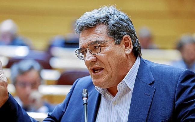 El ministro de Inclusi&oacute;n, Seguridad Social y Migraciones, Jos&eacute; Luis Escriv&aacute;, interviene ayer en el Senado. | FOTO: EFE