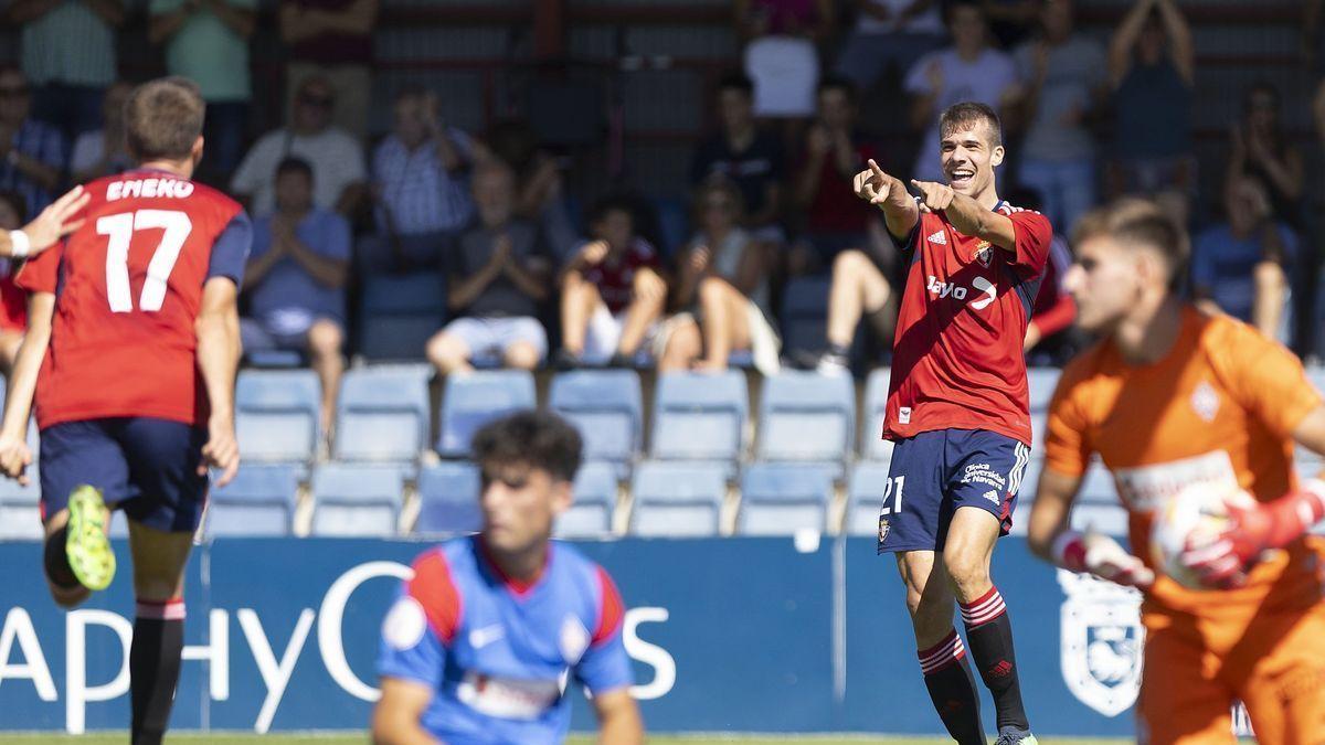 Ander Yoldi señala a Eneko Aguilar después de que este le brindase la asistencia de su primer gol ante el Amorebieta este domingo.