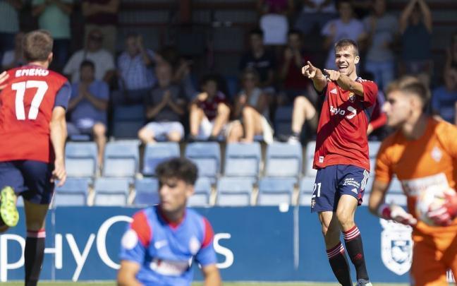 Ander Yoldi señala a Eneko Aguilar después de que este le brindase la asistencia de su primer gol ante el Amorebieta este domingo. Ander Yoldi señala a Eneko Aguilar después de que este le brindase la asistencia de su primer gol ante el Amorebieta este domingo.