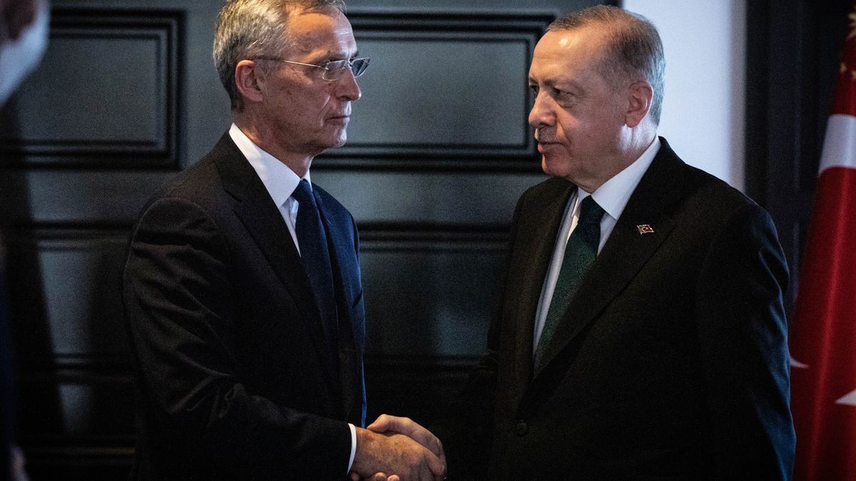 El secretario general de la OTAN, Jens Stoltenberg, y el presidente turco, Recep Tayyip Erdogan, en un encuentro el pasado marzo.
