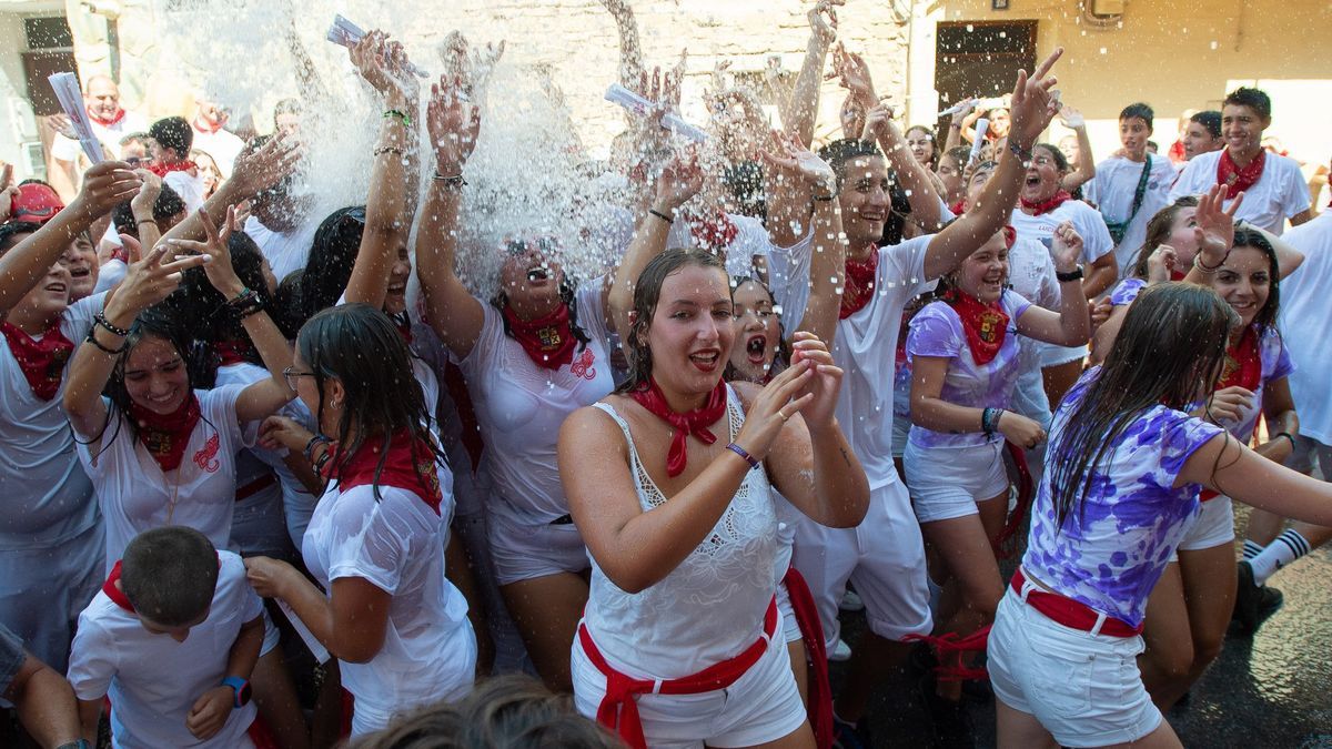 Jóvenes disfrutando tras el lanzamiento del cohete de las fiestas en honor a San Juan Bautista en Mendavia.