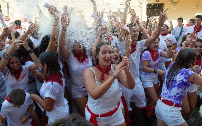J&oacute;venes disfrutando tras el lanzamiento del cohete de las fiestas en honor a San Juan Bautista en Mendavia.