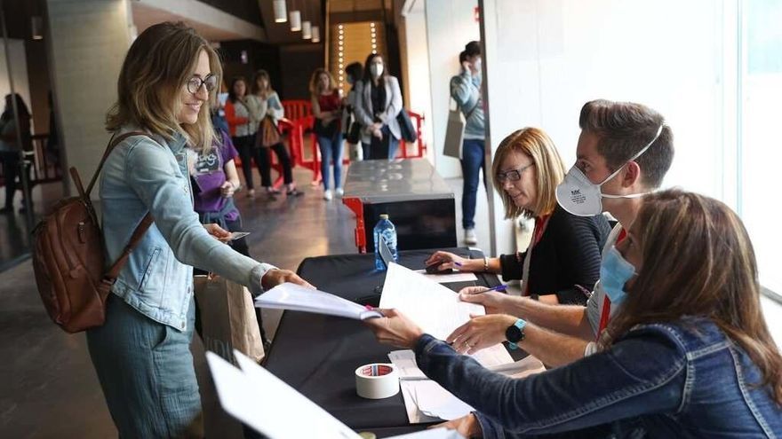 Una docente entrega la programación didáctica el sábado 11 de mayo en el Navarra Arena