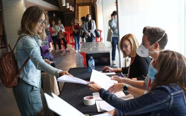 Una docente entrega la programación didáctica el sábado 11 de mayo en el Navarra Arena Una docente entrega la programación didáctica el sábado 11 de mayo en el Navarra Arena