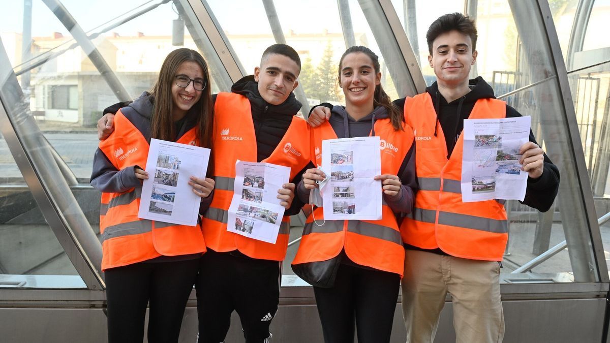 Los y las participantes posan junto a cada una de las rutas.