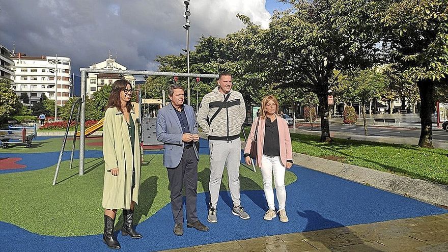 De izda. a dcha, Eizaguirre, Santano, Mikel Castro y Susana Fernández, en los jardines de Luis Mariano.