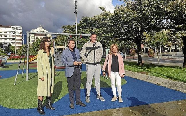 De izda. a dcha, Eizaguirre, Santano, Mikel Castro y Susana Fernández, en los jardines de Luis Mariano. De izda. a dcha, Eizaguirre, Santano, Mikel Castro y Susana Fernández, en los jardines de Luis Mariano.
