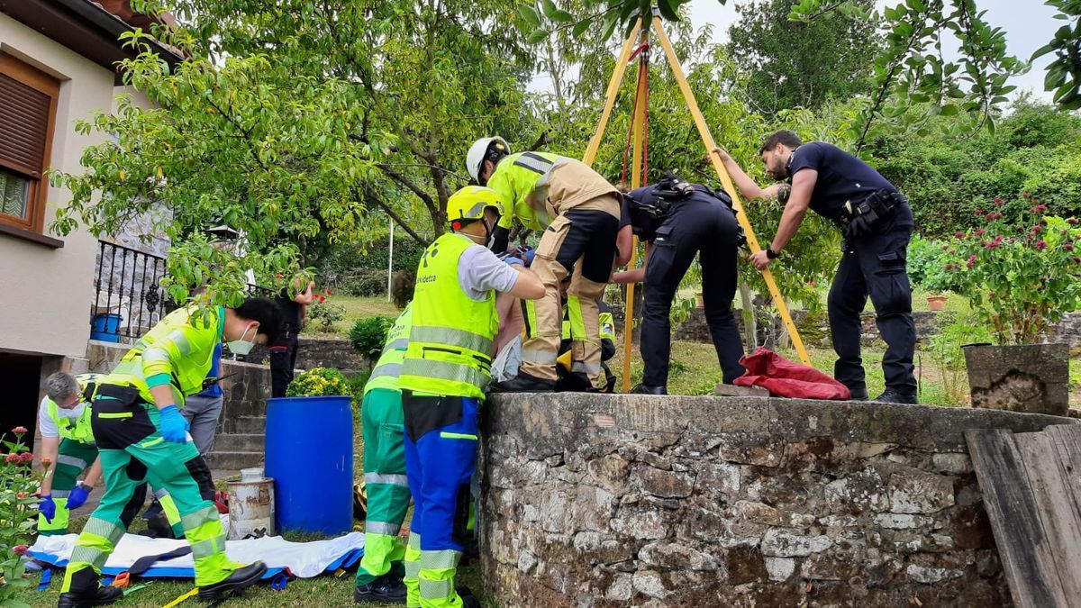 Rescatan a una persona de un pozo en Amurrio.