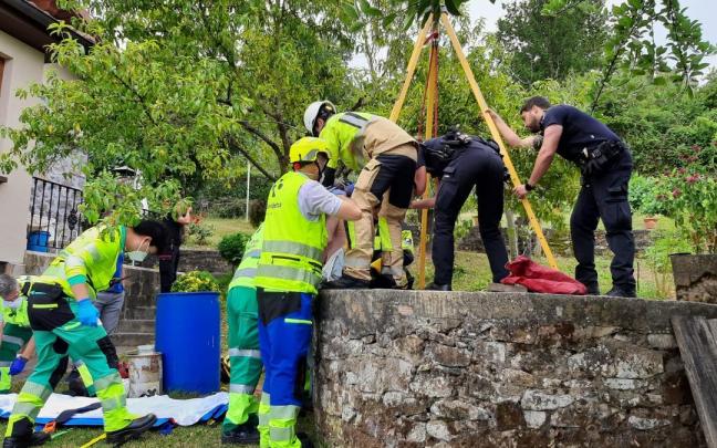 Rescatan a una persona de un pozo en Amurrio.