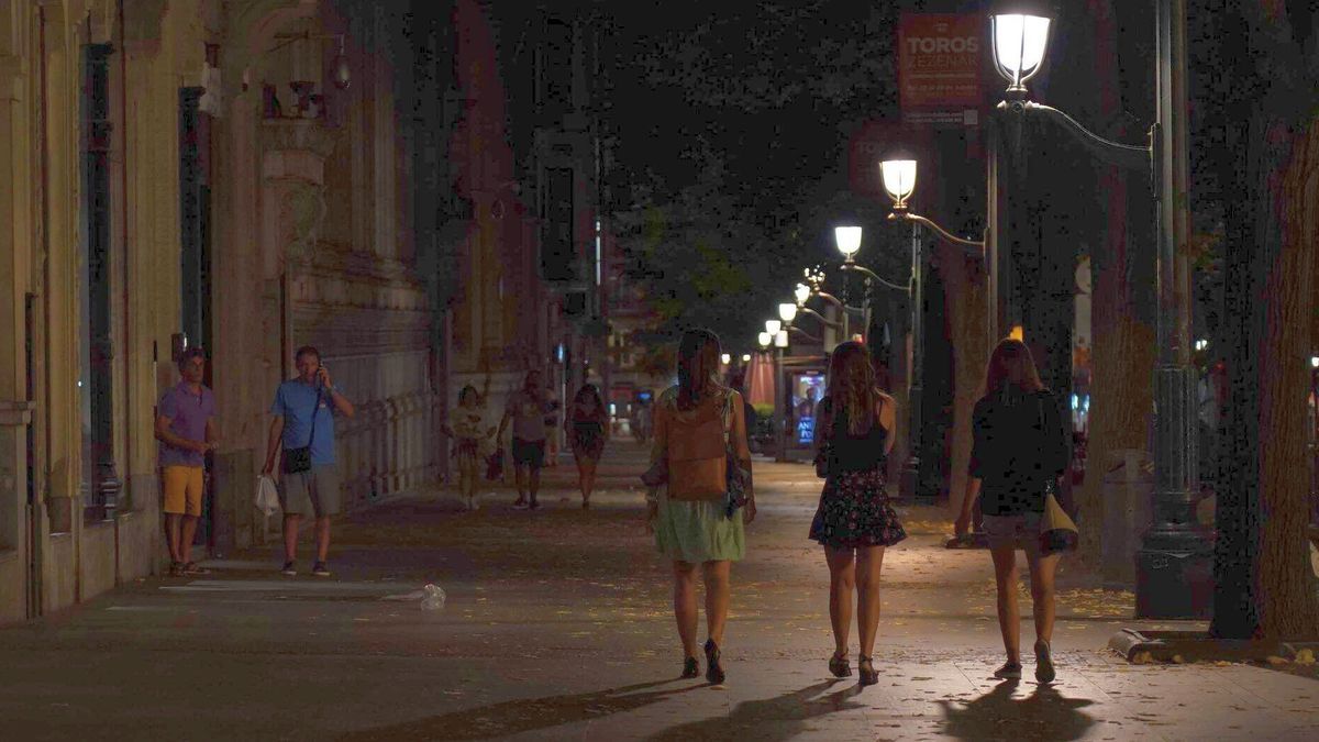 Tres mujeres caminan por la Gran Vía de Bilbao, cerca de El Corte Inglés.