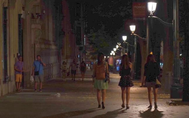 Tres mujeres caminan por la Gran V&iacute;a de Bilbao, cerca de El Corte Ingl&eacute;s.