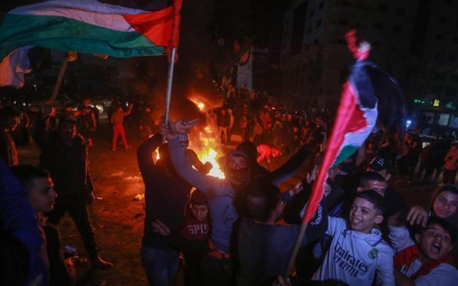 Celebraciones en Gaza tras el ataque a una sinagoga en el que han muerto siete civiles israelíes. Celebraciones en Gaza tras el ataque a una sinagoga en el que han muerto siete civiles israelíes.