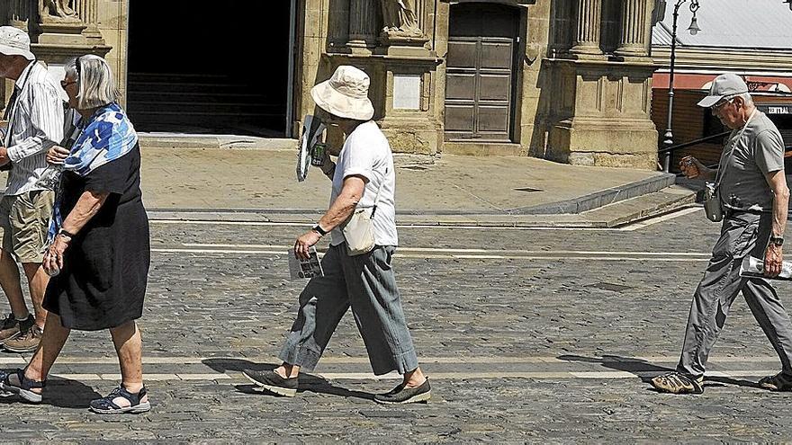 Turistas en la plaza Consistorial de Pamplona, en julio pasado.