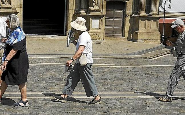 Turistas en la plaza Consistorial de Pamplona, en julio pasado.