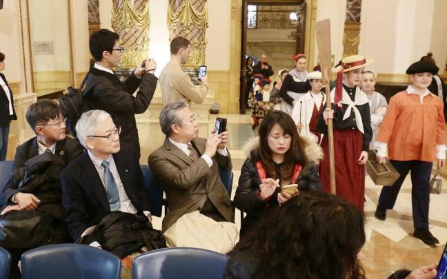 Unos visitantes japoneses asisten a la entrada de los cargos de la Tamborrada Infantil en el Ayuntamiento. Unos visitantes japoneses asisten a la entrada de los cargos de la Tamborrada Infantil en el Ayuntamiento.
