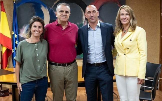 Marta Frías, arbitra, y Yolanda Parga, responsable de arbitraje femenino, junto al presidente del Consejo Superior de deportes, y el presidente de la Federación. Marta Frías, arbitra, y Yolanda Parga, responsable de arbitraje femenino, junto al presidente del Consejo Superior de deportes, y el presidente de la Federación.